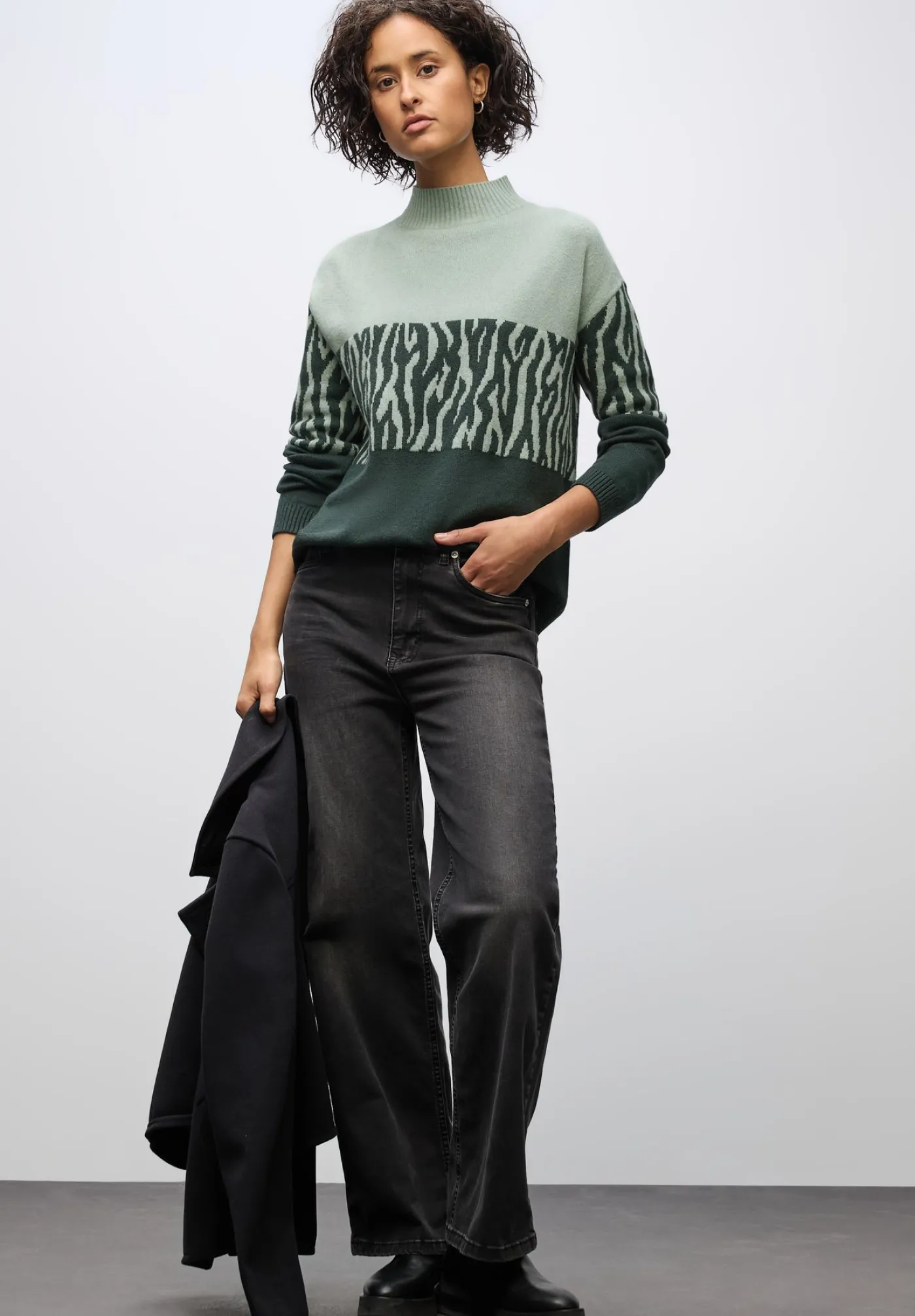 A303479 color block jacquard sweate