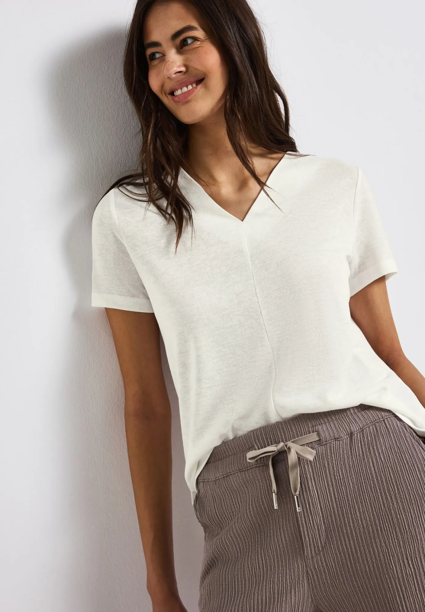 A323335 linen look v-neck shirt