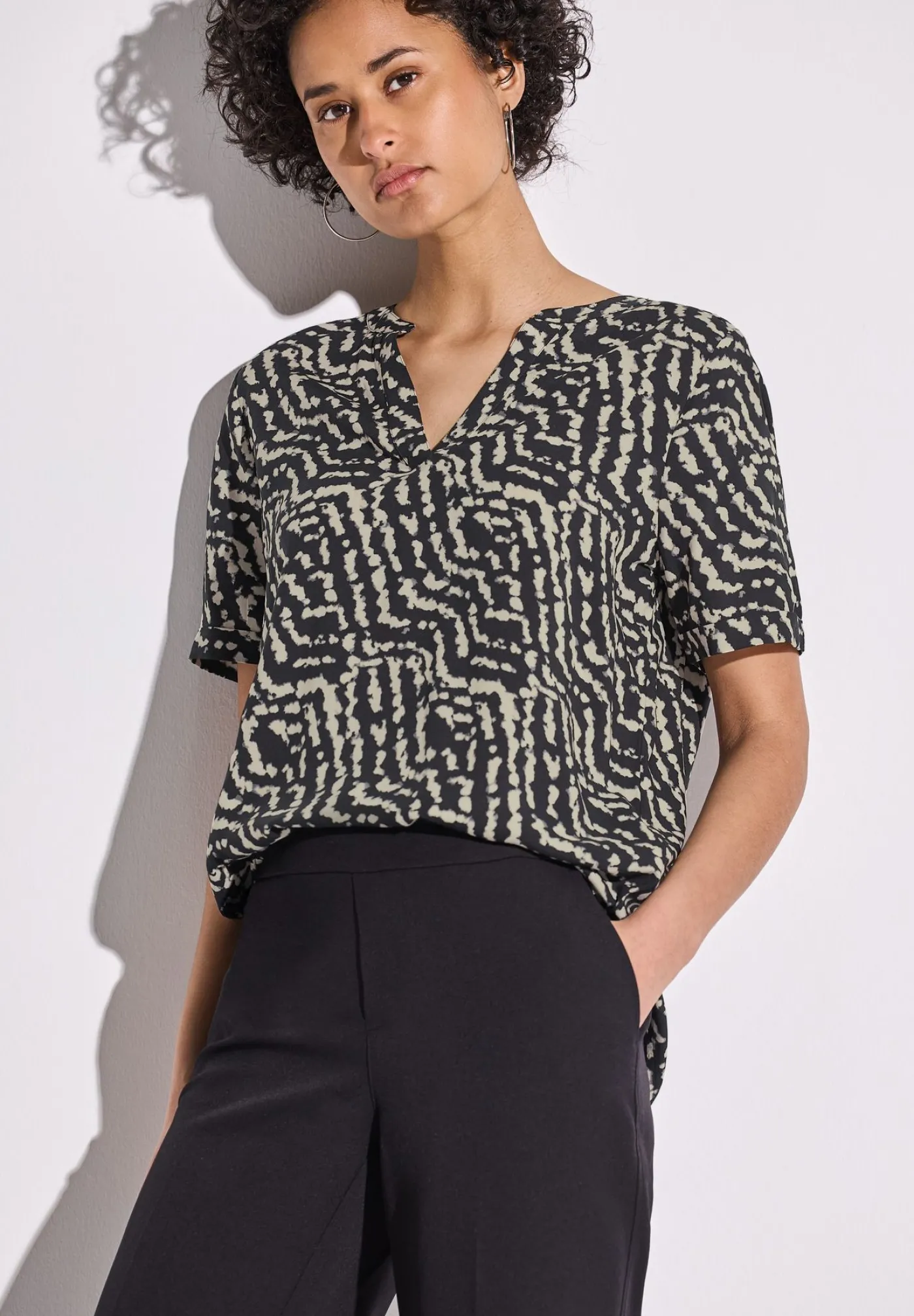 A345627 LTD QR Splitneck blouse w t