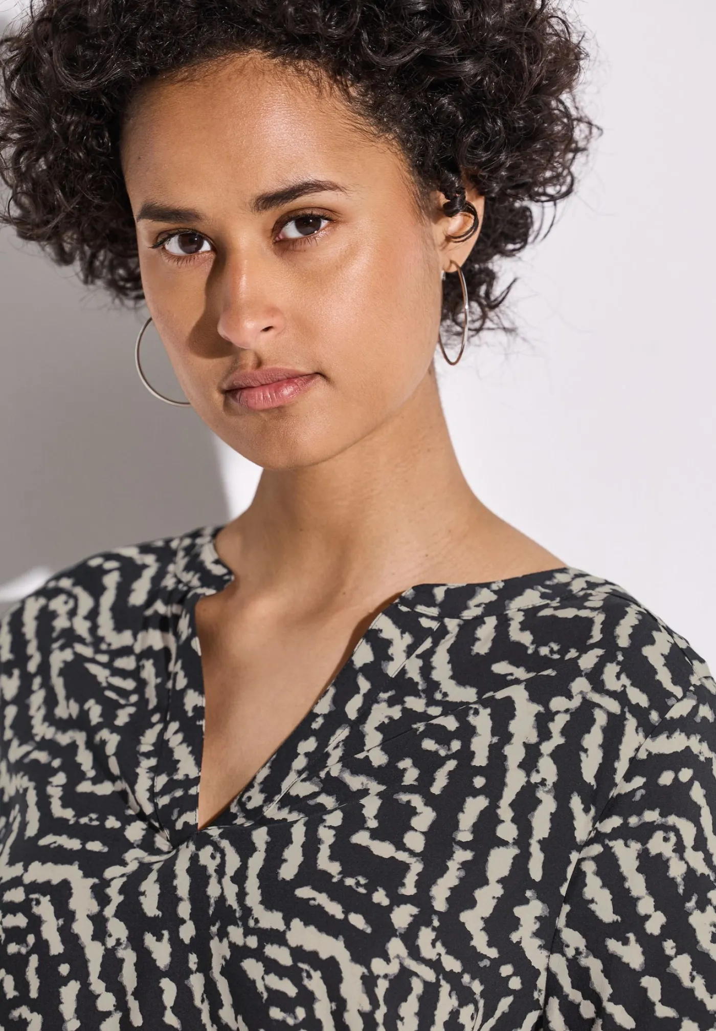 A345627 LTD QR Splitneck blouse w t