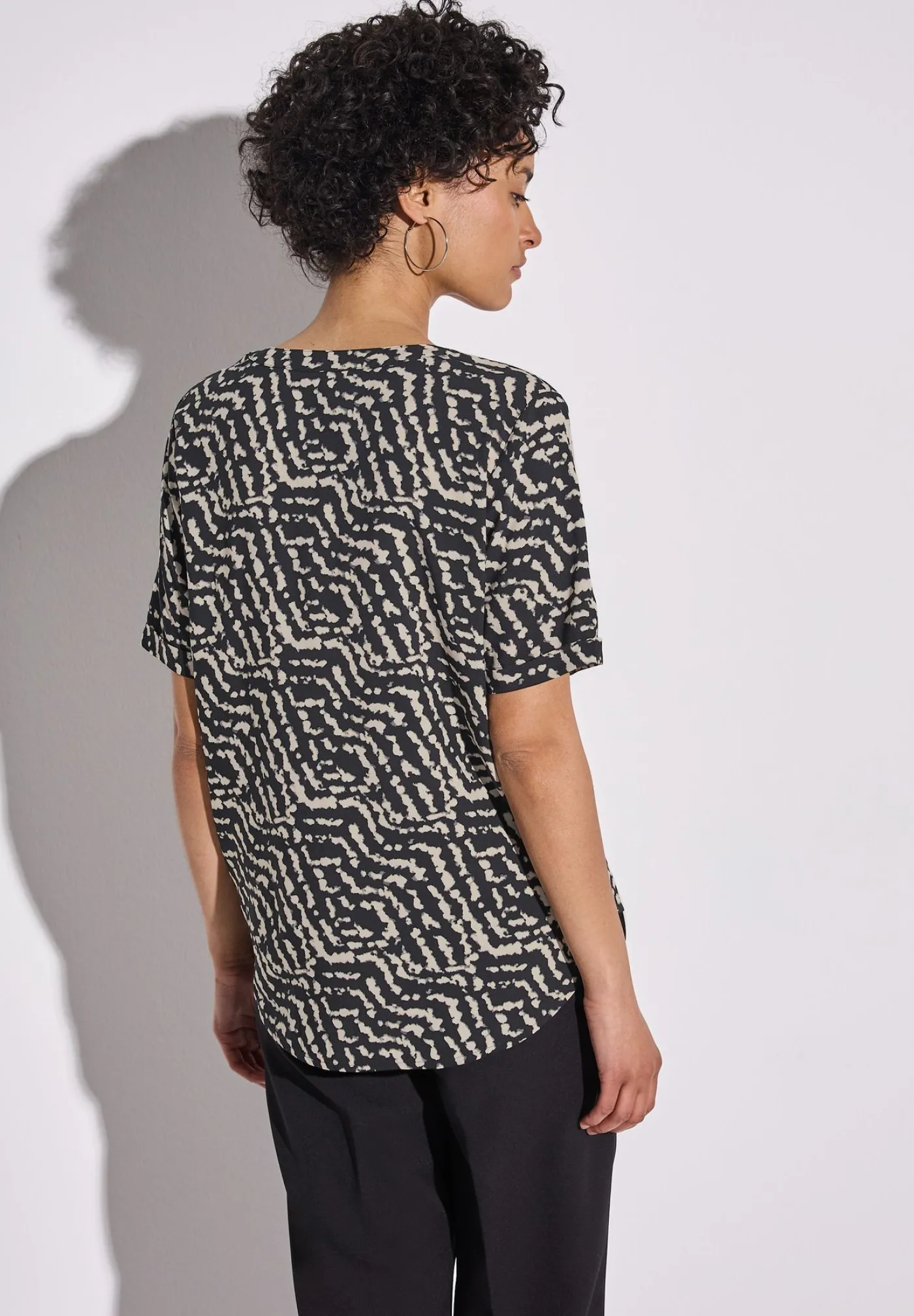 A345627 LTD QR Splitneck blouse w t