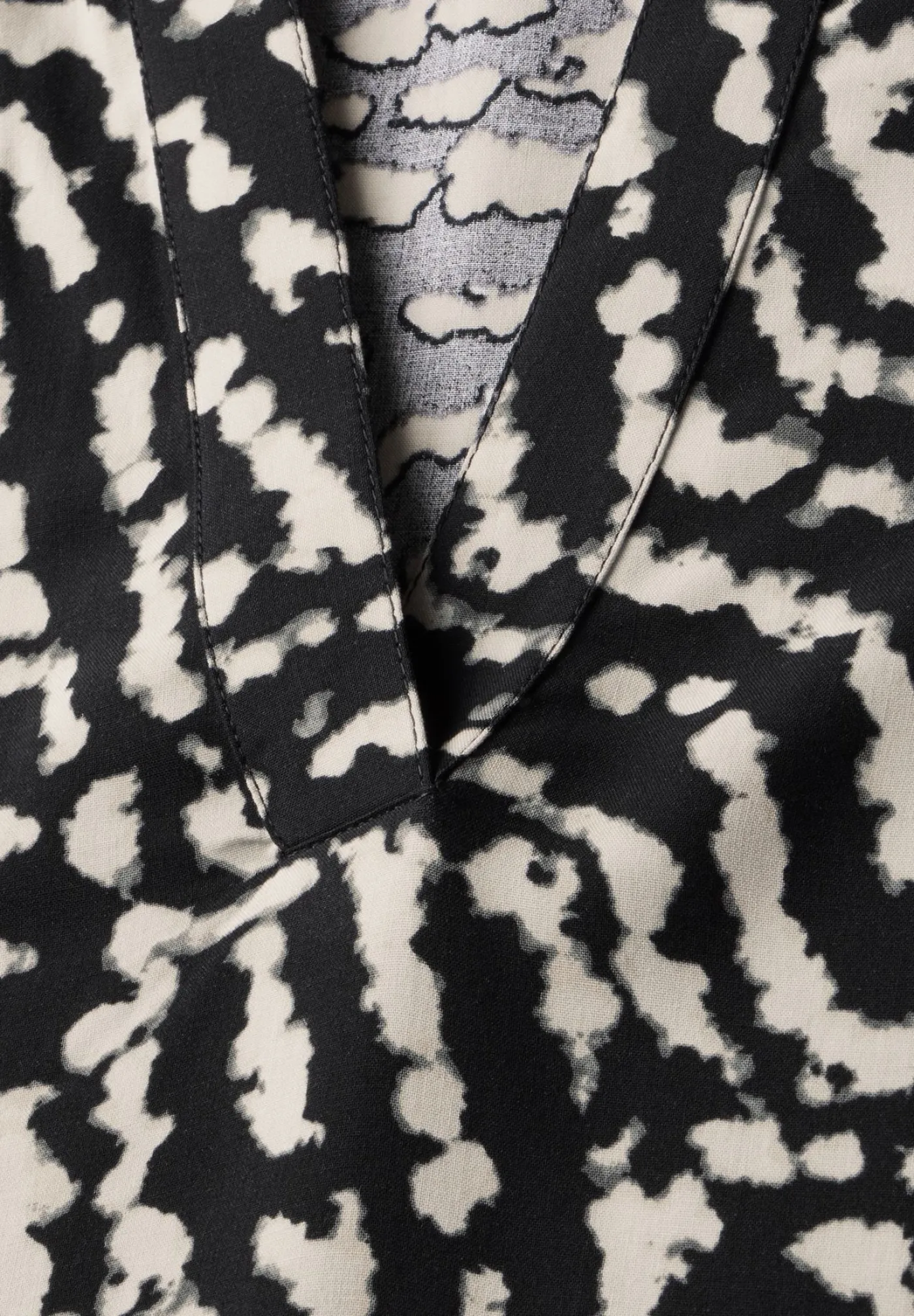 A345627 LTD QR Splitneck blouse w t