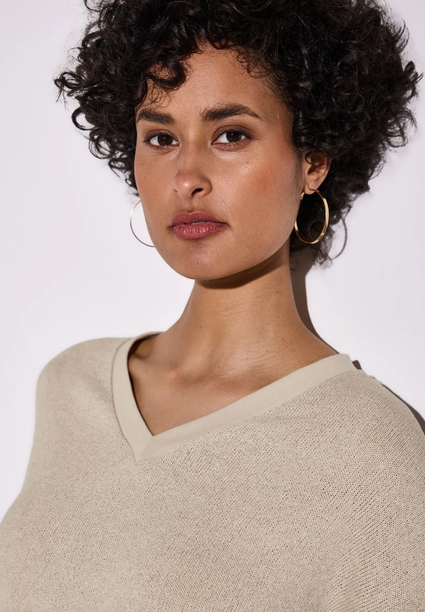 A322901 LTD QR v-neck knit look shi