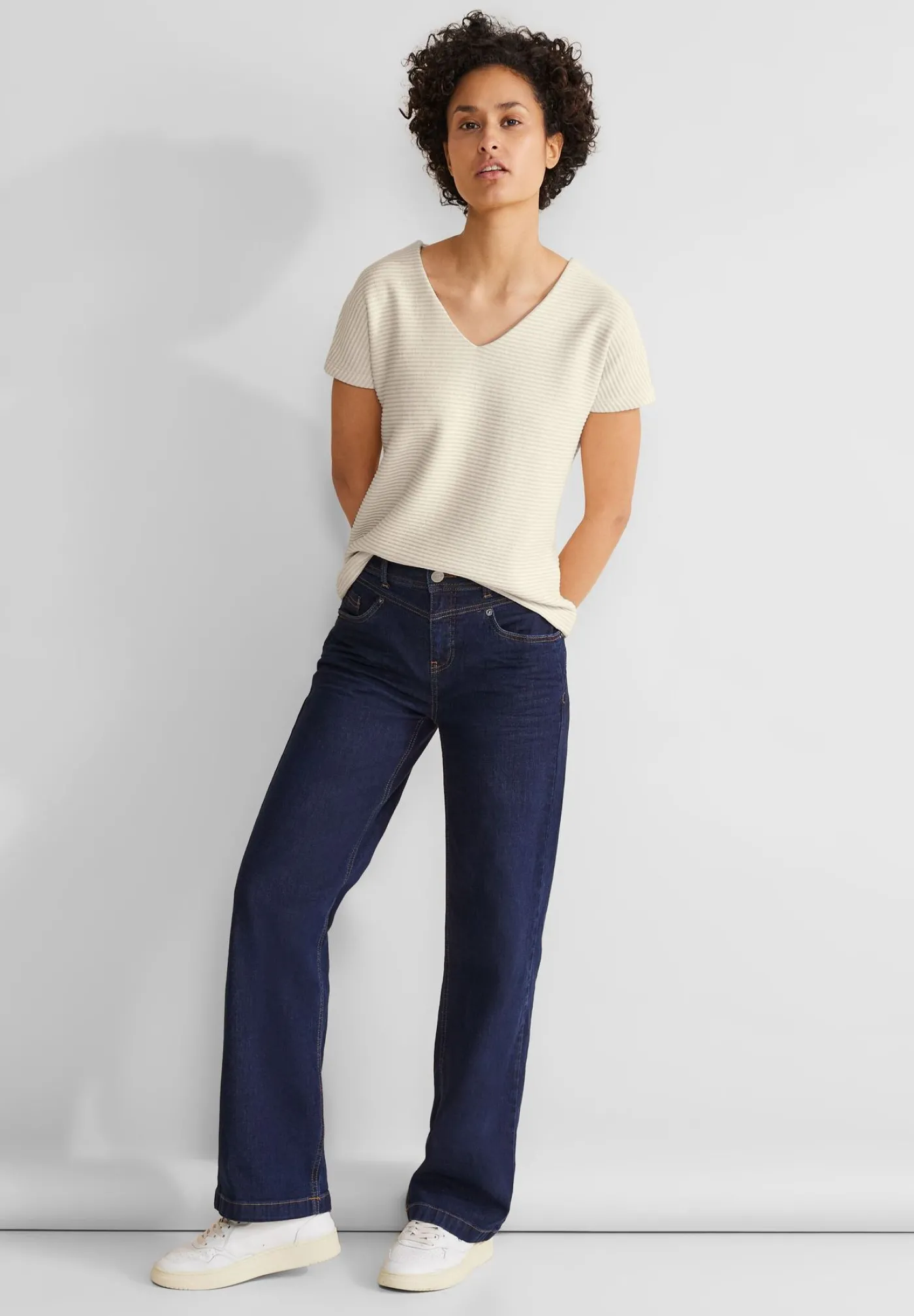 A321141 stripe structure v-neck