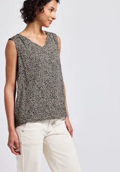 A345737 V-neck blouse w smok detail