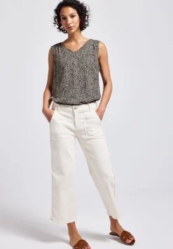 A345737 V-neck blouse w smok detail