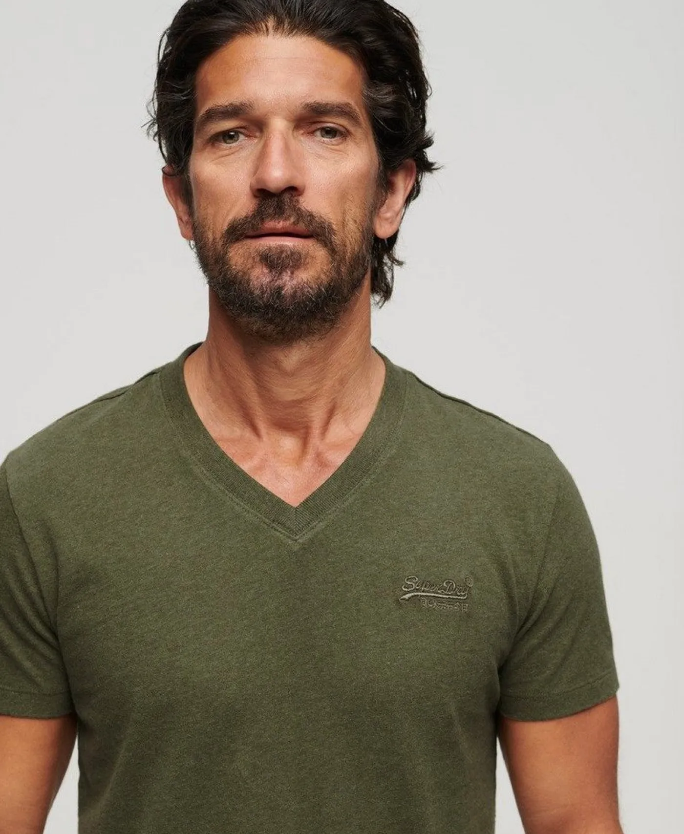 Essential logo emb vee tee