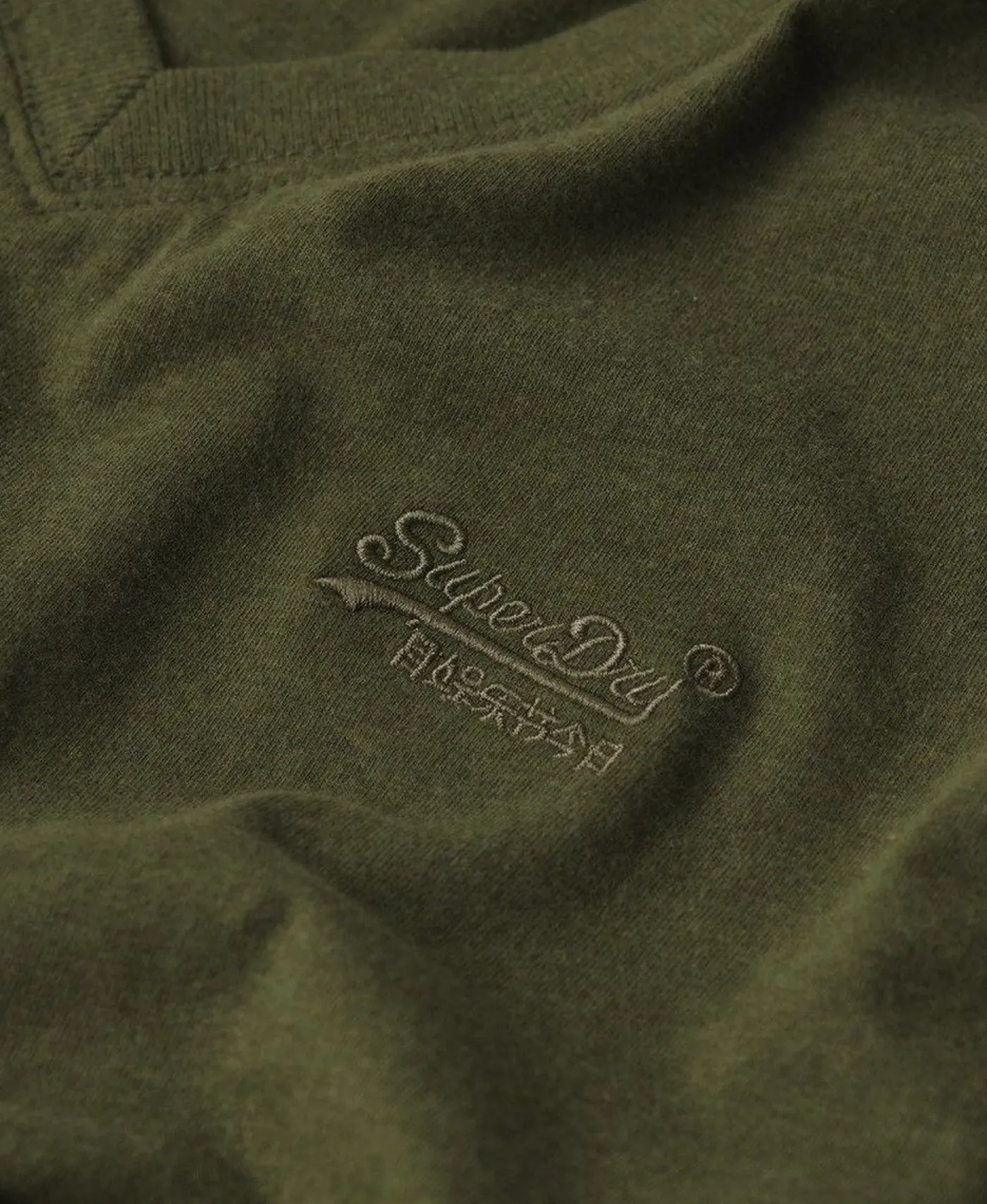 Essential logo emb vee tee