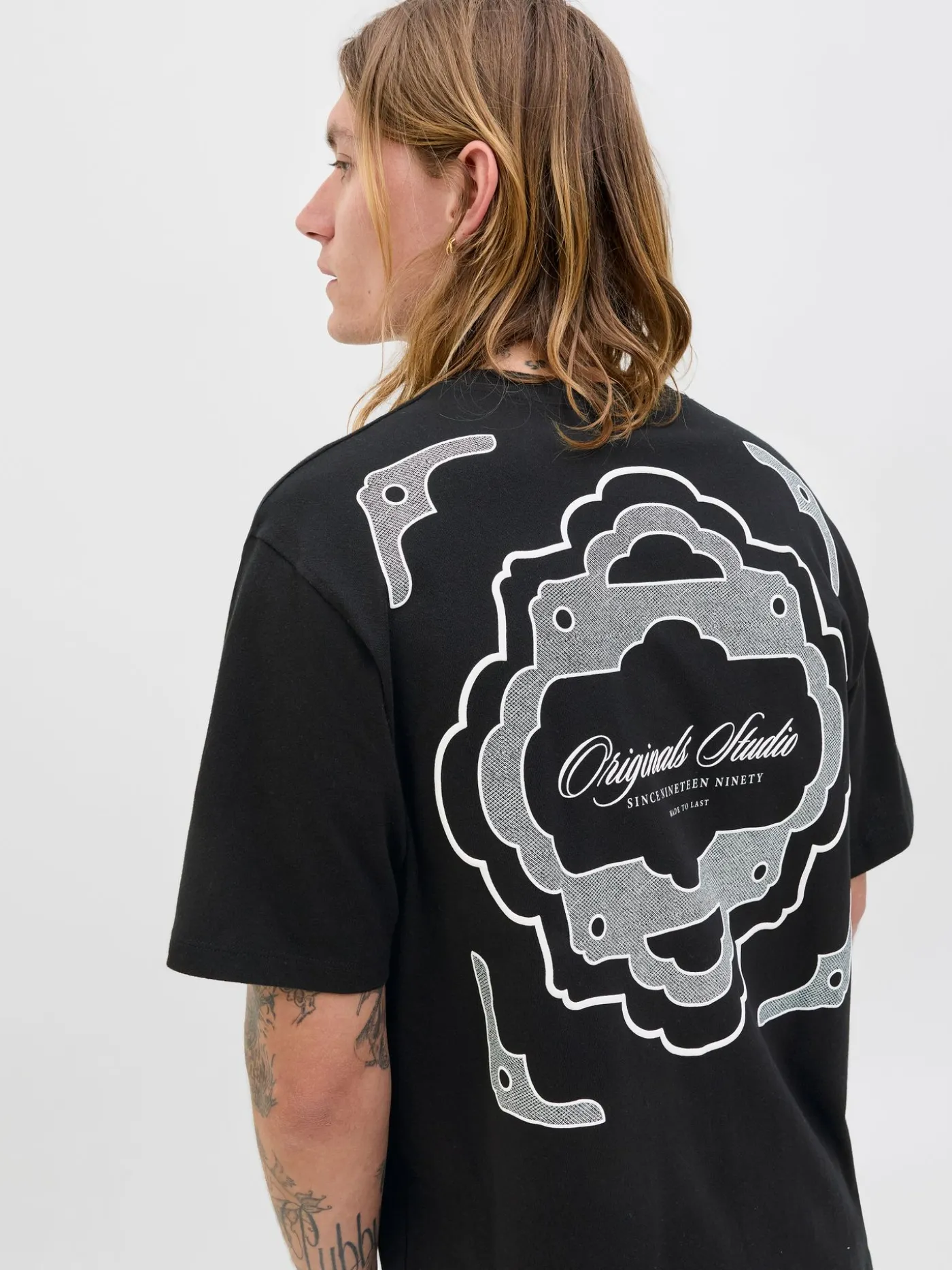 JORDIA GRAPHIC BACK TEE SS CREW NEC