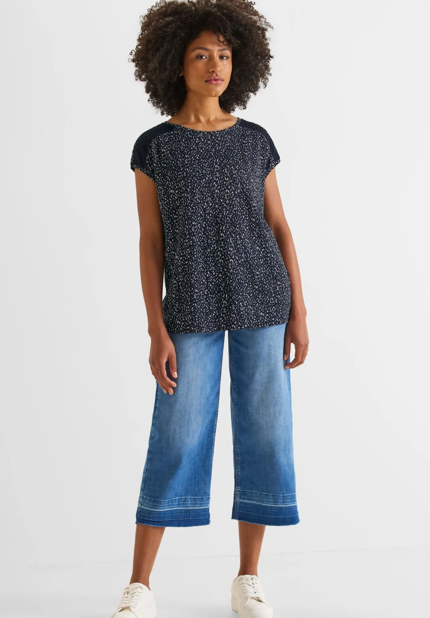 printed shirt w.lace shoulder