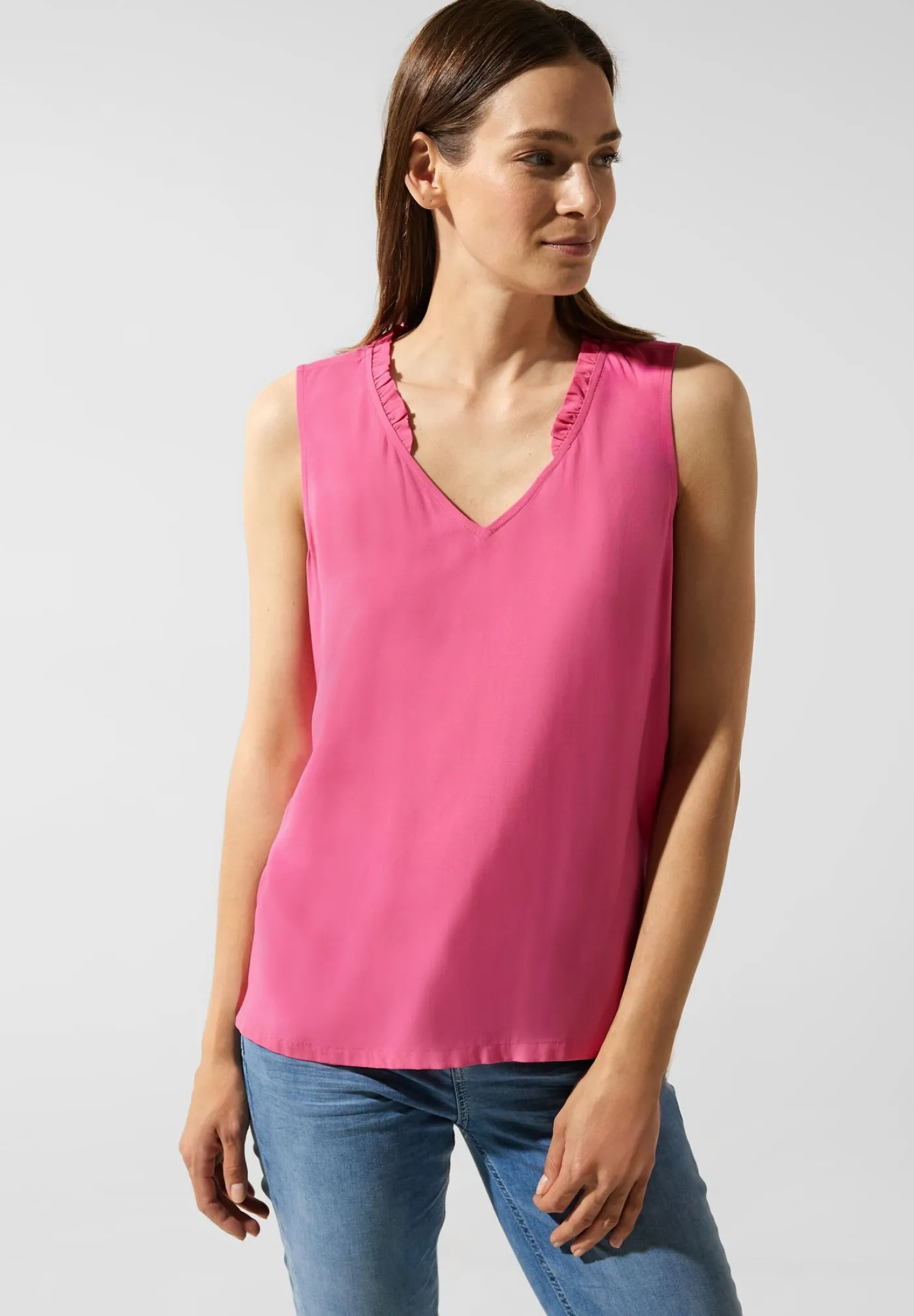 Solid v-neck top w frill